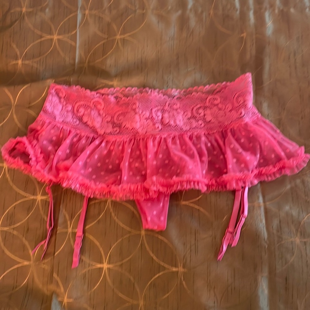 VICTORIA’S SECRET ANGELS Skirted song garter belt